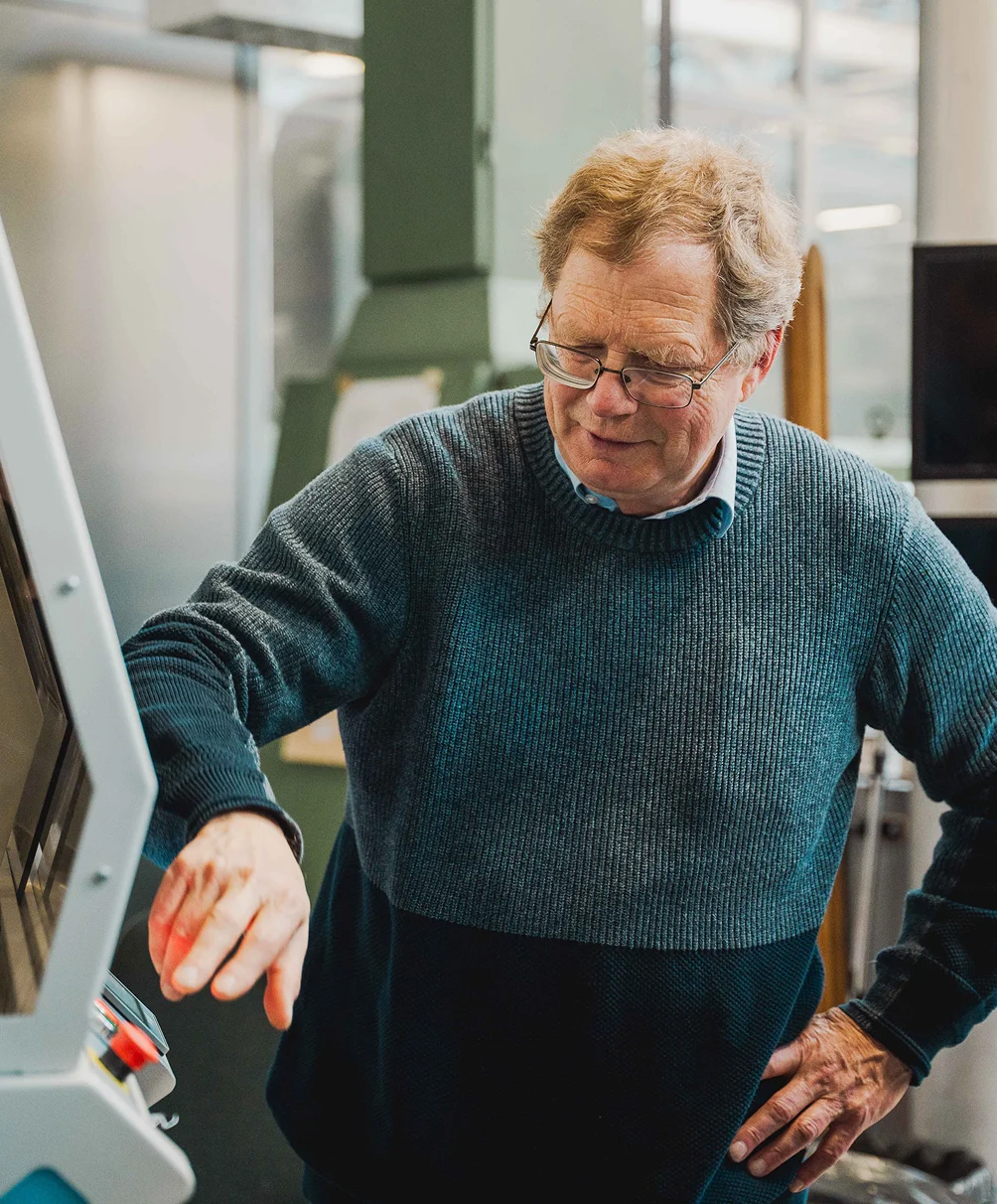 Medewerker van het Weverijmuseum bedient een textielmachine