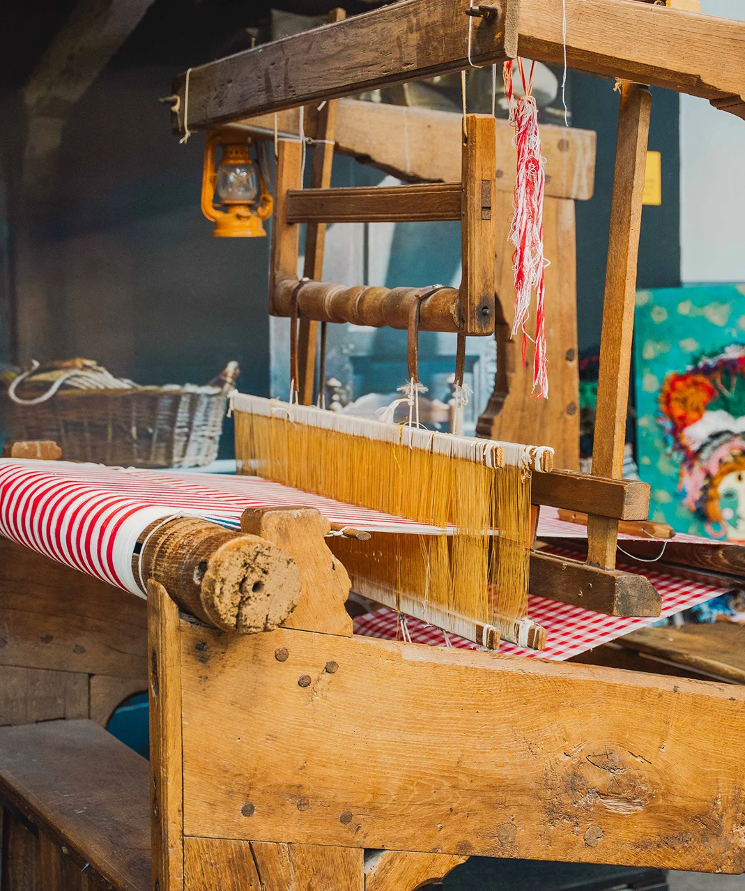 Historisch houten weefgetouw met rood-wit geweven textiel